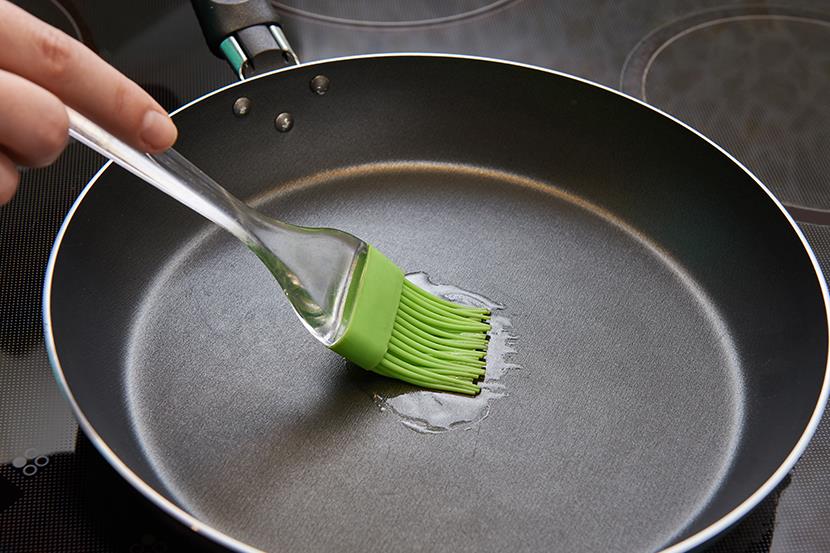 Non-stick pan when to put in oil
