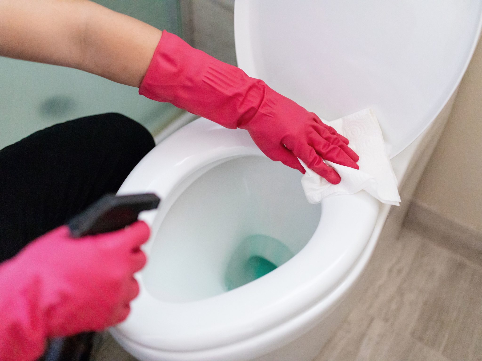 Closing toilet lid when flushing
