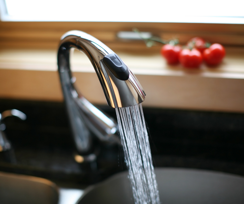 Kitchen faucet with separate handles and pullout spray
